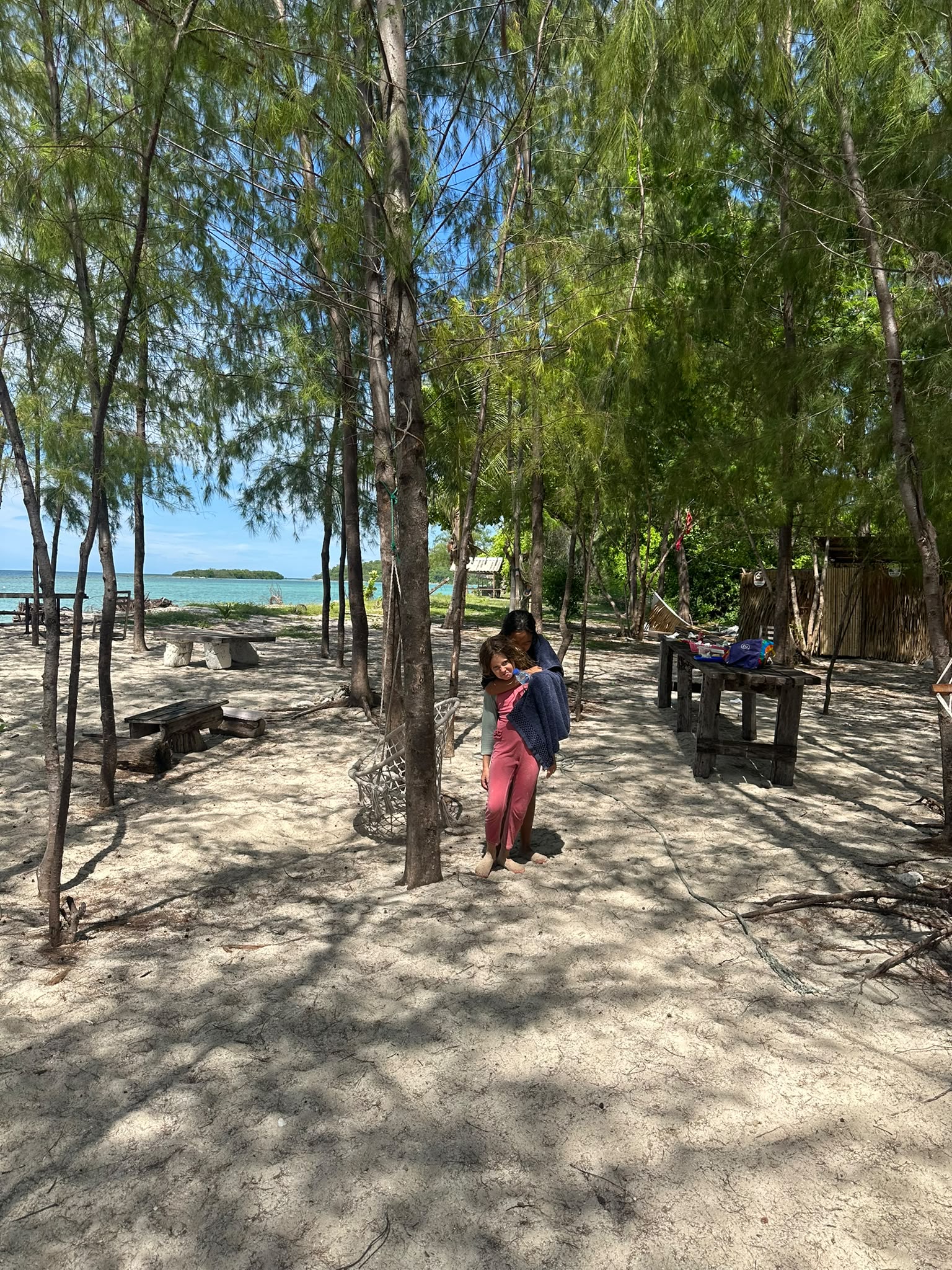 Entdecken Sie ein unberührtes Inselparadies, wo der sanfte Schatten hoher Bäume auf feinen weißen Sand und kristallklares, türkisfarbenes Wasser trifft. Dieser idyllische Rückzugsort bietet die perfekte Kulisse für unbeschwerte, naturnahe Momente mit Ihren Liebsten fernab des Alltags. Lassen Sie sich von dieser Ruhe verzaubern und finden Sie hier Ihr nächstes unvergessliches Urlaubsabenteuer.