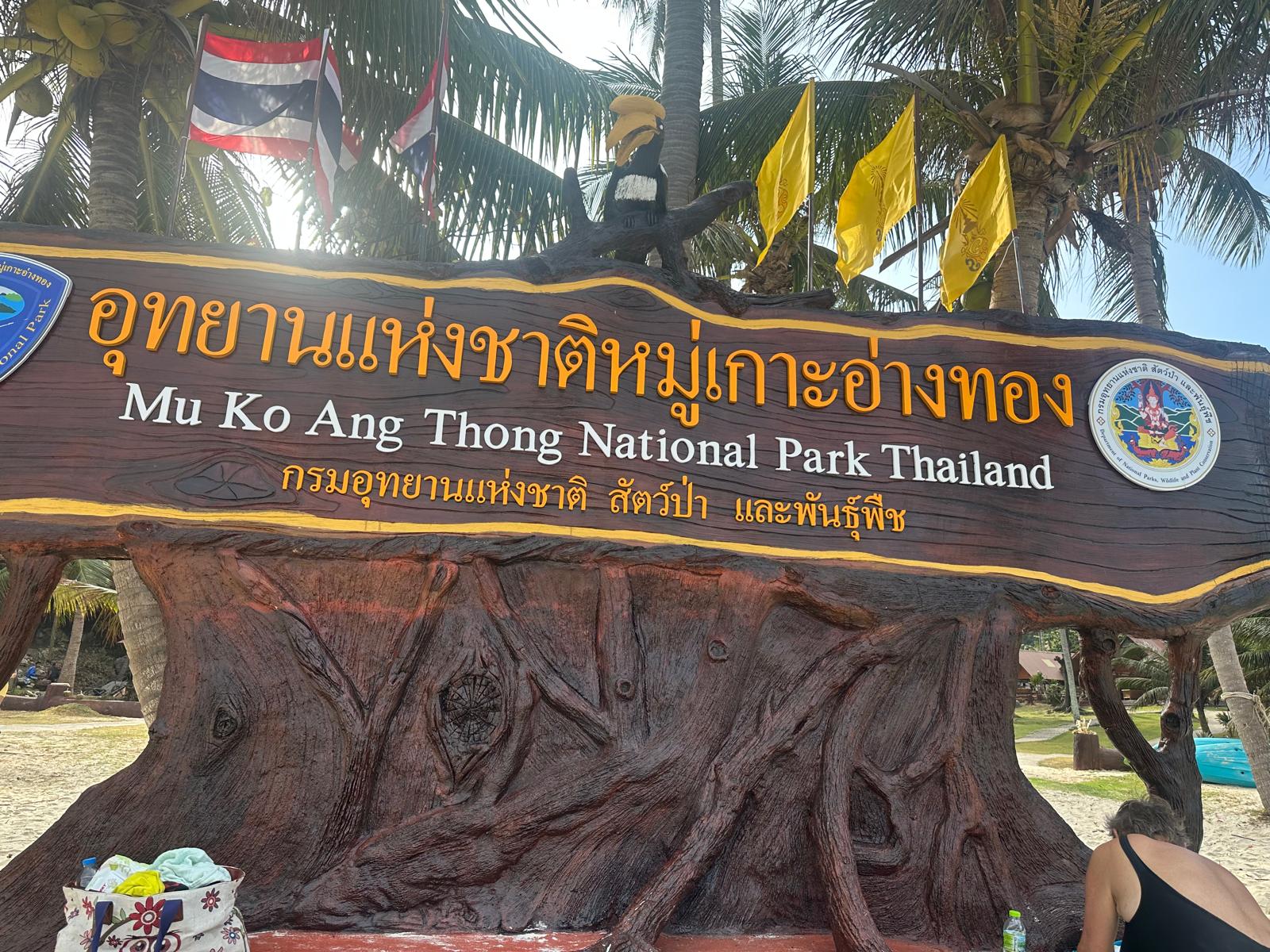 Entdecken Sie das unberührte Inselparadies des Mu Ko Ang Thong Nationalparks in Thailand, wo dichte Regenwälder auf kristallklares Wasser treffen. Dieses beeindruckende Eingangstor ist der Startpunkt für unvergessliche Kajaktouren, Schnorchelabenteuer und spektakuläre Aussichtspunkte. Begleiten Sie uns auf eine Reise in dieses tropische Naturwunder und erleben Sie die ungezähmte Schönheit Thailands hautnah.