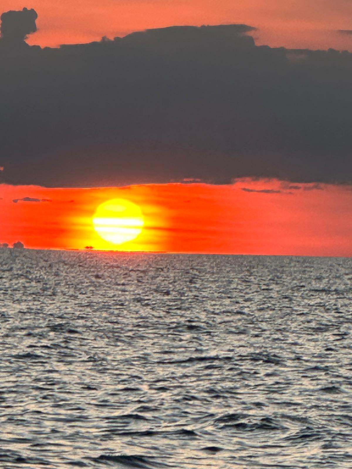 Erleben Sie den Zauber, wenn die glühende Abendsonne den Horizont berührt und das Meer in ein tiefes, warmes Rot taucht. Lassen Sie den Alltag hinter sich und genießen Sie diesen atemberaubenden Moment der Ruhe direkt vom Wasser aus. Sichern Sie sich Ihren Platz auf unserer nächsten Abendfahrt und schaffen Sie unvergessliche Erinnerungen.