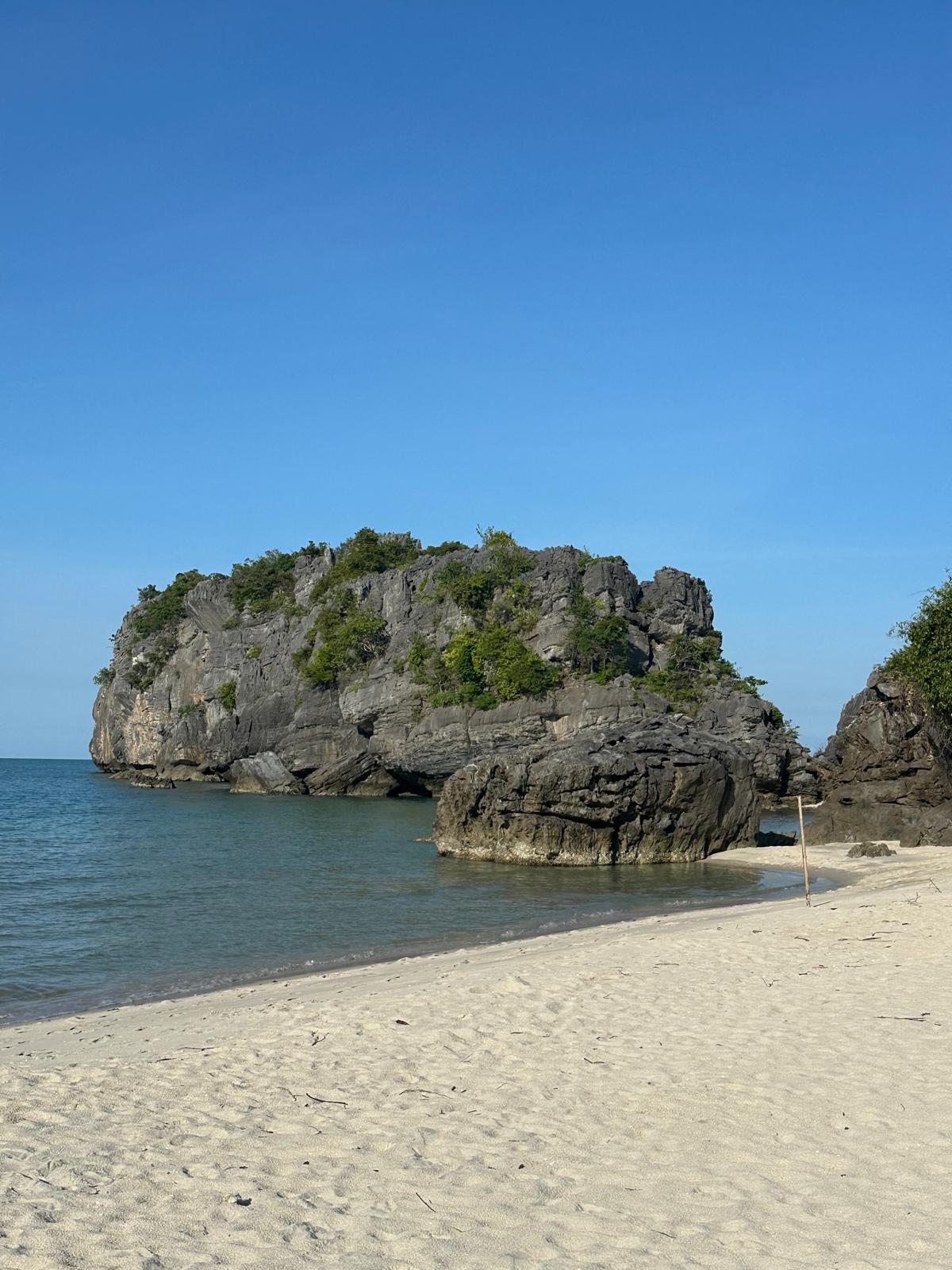 Ein feiner, weißer Sandstrand und majestätische Felsformationen im ruhigen, klaren Wasser laden zu unvergesslichen Momenten der Entspannung ein. Entfliehen Sie dem Alltag und entdecken Sie dieses unberührte tropische Paradies auf Ihrer nächsten Reise. Sichern Sie sich uns Ihren Platz an diesem traumhaften Rückzugsort.