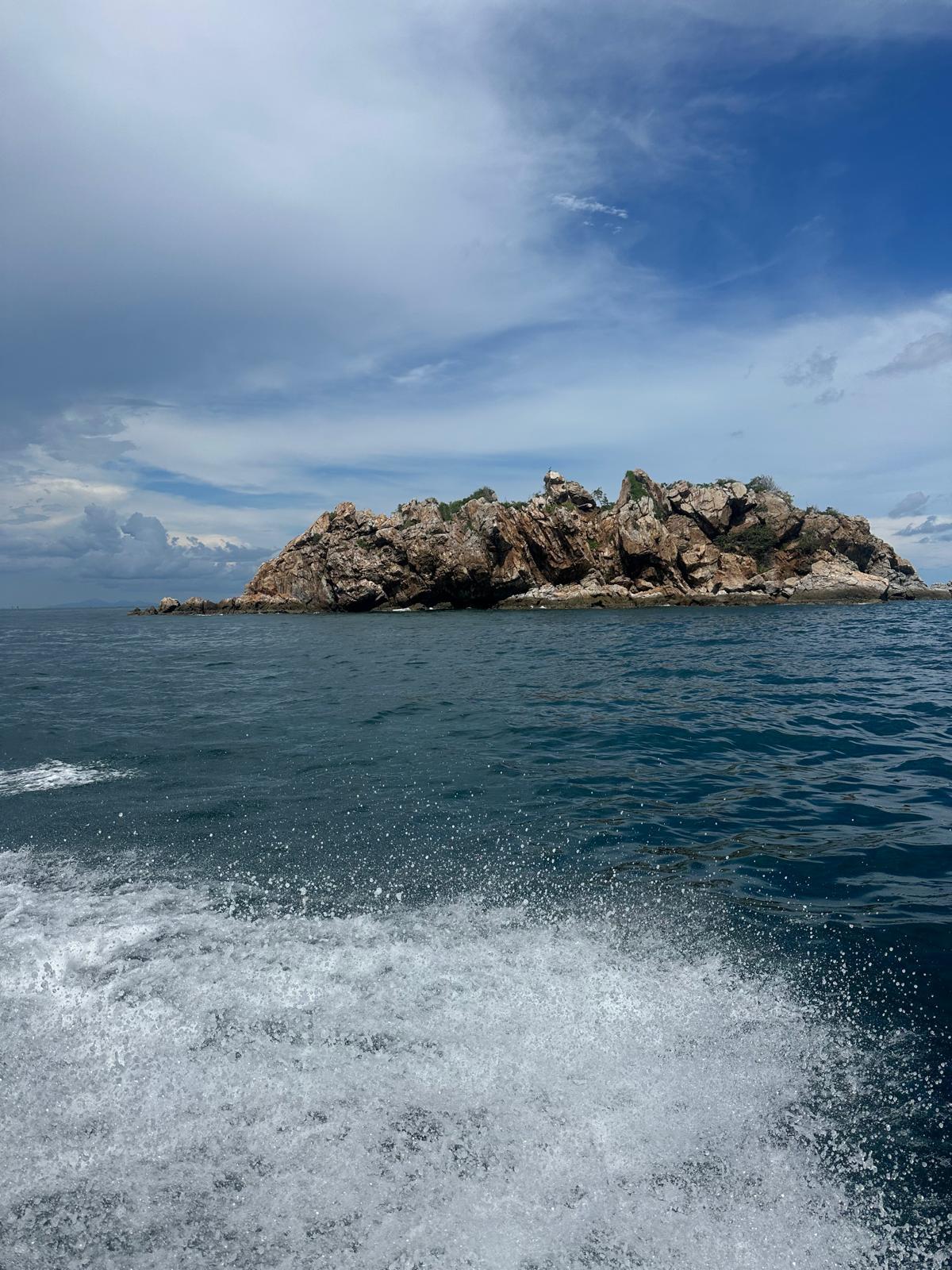 Boot auf Kurs zu unberührten Inseln