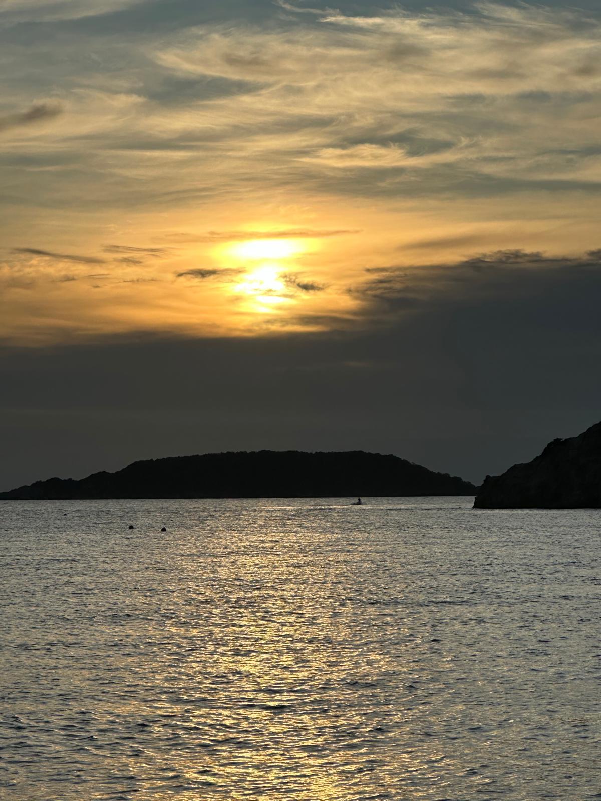 Wunderschöner Sonnenuntergang auf dem Boot